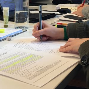 Opiskelija kirjoittaa muistiinpanoja