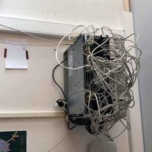Sähköjohtoja umpisolmussa